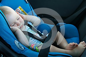 Un nino durmiendo en auto asiento 