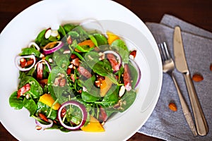 Baby spinach salad with sweet mango, almonds and toasted ham