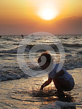 Un bambino sul tramonto Spiaggia 