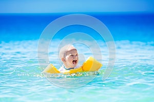 Un nino nadar en Océano Agua sobre el Playa 