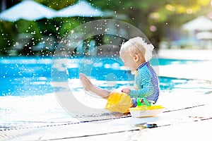 Un nino en nadar piscina. familia verano día festivo 