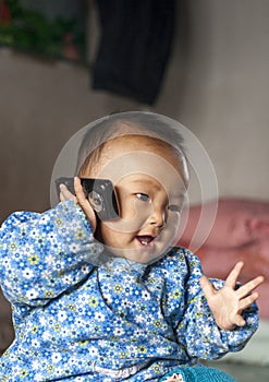 The baby whom that cellular phone makes a phone call