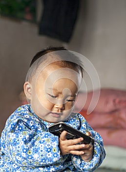 The baby whom that cellular phone makes a phone call 2