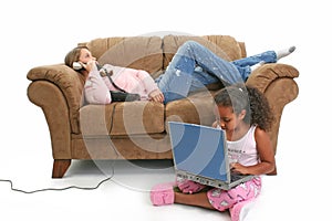 Domáce opatrovateľky detí gauč počítač telefón 