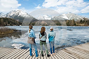 Pohľad zozadu na tri turistky ubytované pri zamrznutej hore la
