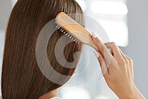 Donne salutare a lungo capelli spazzolatura quello spazzola 