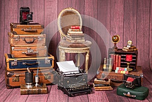 Pozadí starodávný výzdoba a příslušenství jako kufry knihy psací stroj židle 