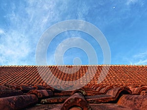 Background photo of a house whose roof is made of clay that is burned until it hardens.