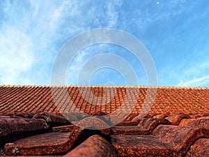 Background photo of a house whose roof is made of clay that is burned until it hardens.