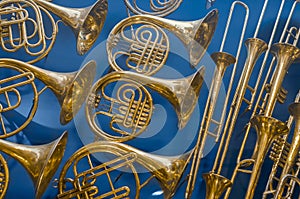 Background of repeating brass instruments