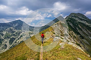 Zaino spalla turismo montagne sul turista orologio 