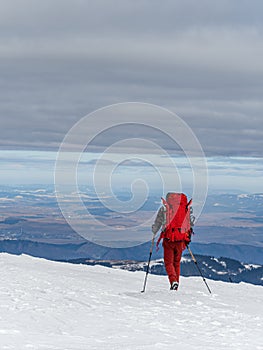 Batôžtek horolezec chôdza po zasneženom horskom hrebeni