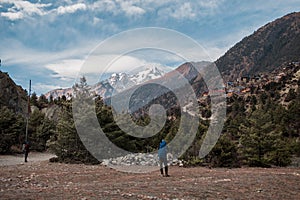 Backpackers by Upper Pisang, trekking Annapurna circuit