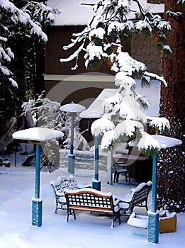 Patio trasero cubierto con nieve 