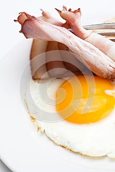 Bacon with fried eggs