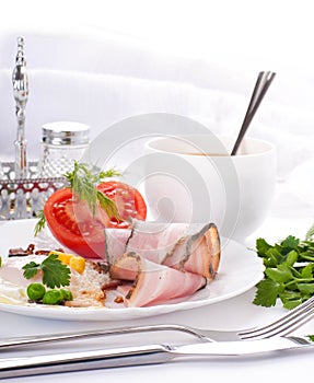 Bacon with fried eggs and tomatoes, parsley