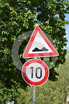 bad road, speed limit 10 kph