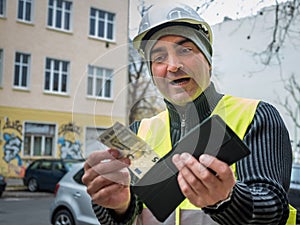 Bad surprise: construction worker and his empty wallet