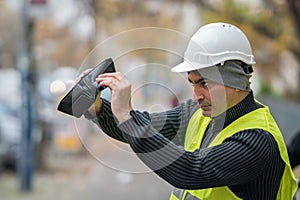 Bad surprise: poor construction worker and his empty wallet
