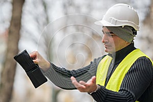 Bad surprise: poor construction worker and his empty wallet