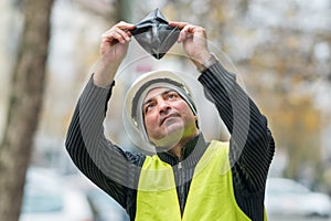Bad surprise: poor construction worker and his empty wallet