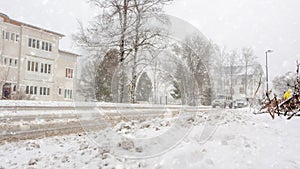 Extrémne sneženie s autami pokrytými množstvom snehu v Európe, na Slovensku, v horskom okrese