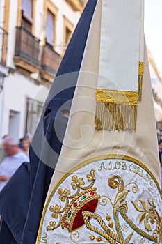 Badge of the Brotherhood and fellowship carried by a penitent in the Holy Week procession. The text A Los Cielos