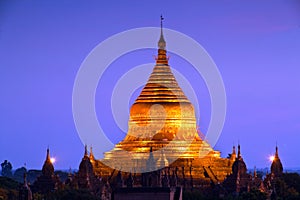 Birmania. templos de por la noche 