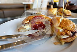 Bagle with egg and katch up