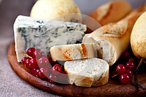 Baguette with blue cheese and fruits