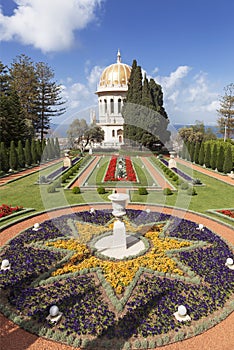 Jardín a templo sobre el pendientes de montana 