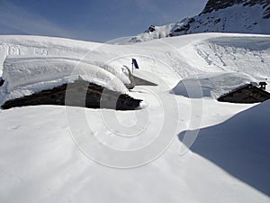 Baita sepolta dalla candida neve