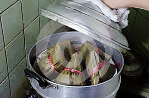 Bajang in steamer, Chinese traditional food