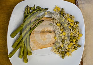 Baked almon  with asparagus and brown rice