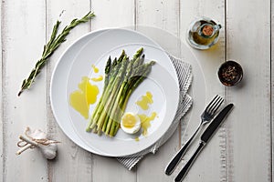 Baked asparagus with boiled egg