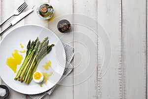 Baked asparagus with boiled egg