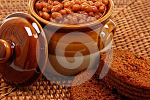Baked Beans In Pot With Brown Bread