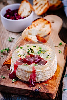 Baked camembert with cranberry sauce and thyme