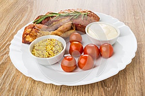 Baked carbonade, tomatoes, mustard, mayonnaise in white plate