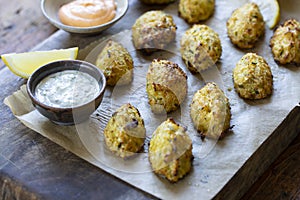 Baked cauliflowers and leek snacks