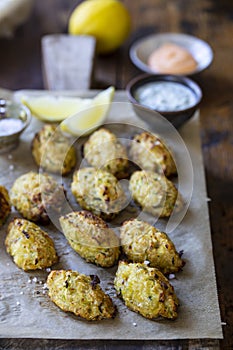 Baked cauliflowers and leek snacks