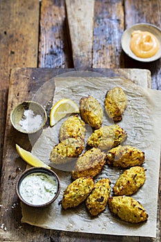 Baked cauliflowers and leek snacks