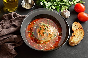 Baked chicken with tomato gravy and herbs