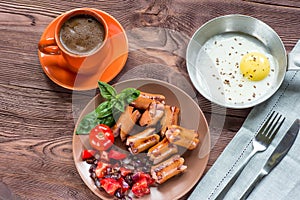 Baked eggs with sausage and vegetables in the pan.