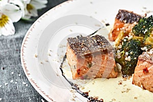 Pečený losos v šafran omáčka brokolica. diétne.. losos 