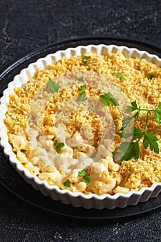 baked mac and cheese topped with panko