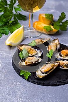 Baked mussels with cheese