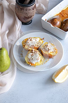 Baked pears with honey, nuts and ricotta cheese