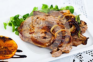 Baked pork shank with grilled orange and cornsalad