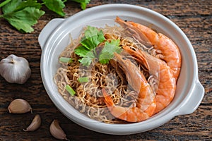 Baked prawn with vermicelli in white pot